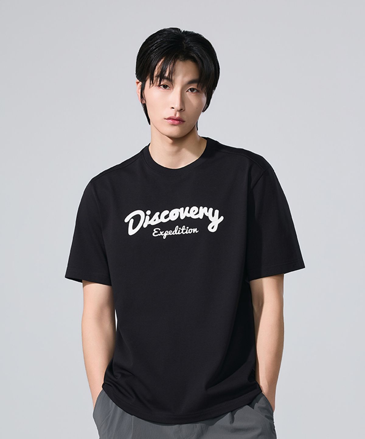디스커버리 익스페디션(DISCOVERY EXPEDITION) 유니 에어로쿨 레터링 그래픽 반팔티셔츠 (BLACK)