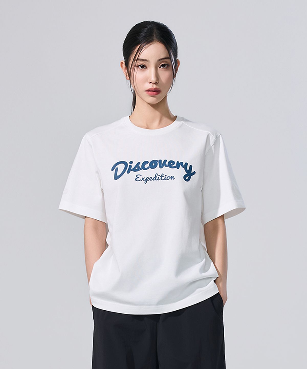 디스커버리 익스페디션(DISCOVERY EXPEDITION) 유니 에어로쿨 레터링 그래픽 반팔티셔츠 (WHITE)