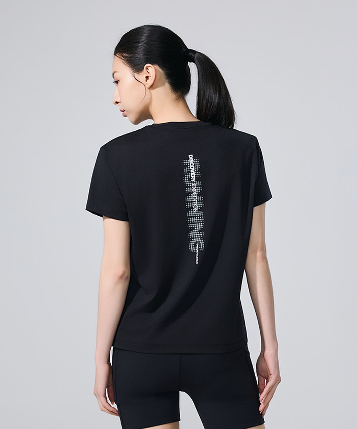 디스커버리 익스페디션(DISCOVERY EXPEDITION) 여성 로고포인트 러닝 티셔츠 (BLACK)