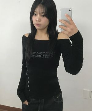 언발 스냅 버튼 보트넥 레터링 오프숄더 롱 슬리브 티셔츠_3COLOR