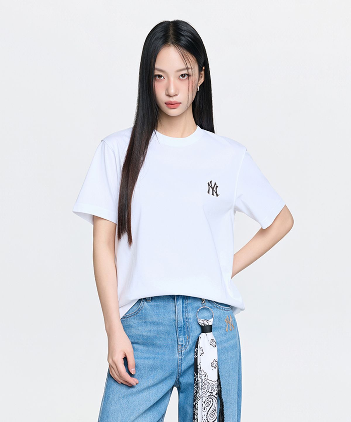 엠엘비(MLB) 베이직 스몰 로고 세미 오버핏 반팔 티셔츠 NY (White)
