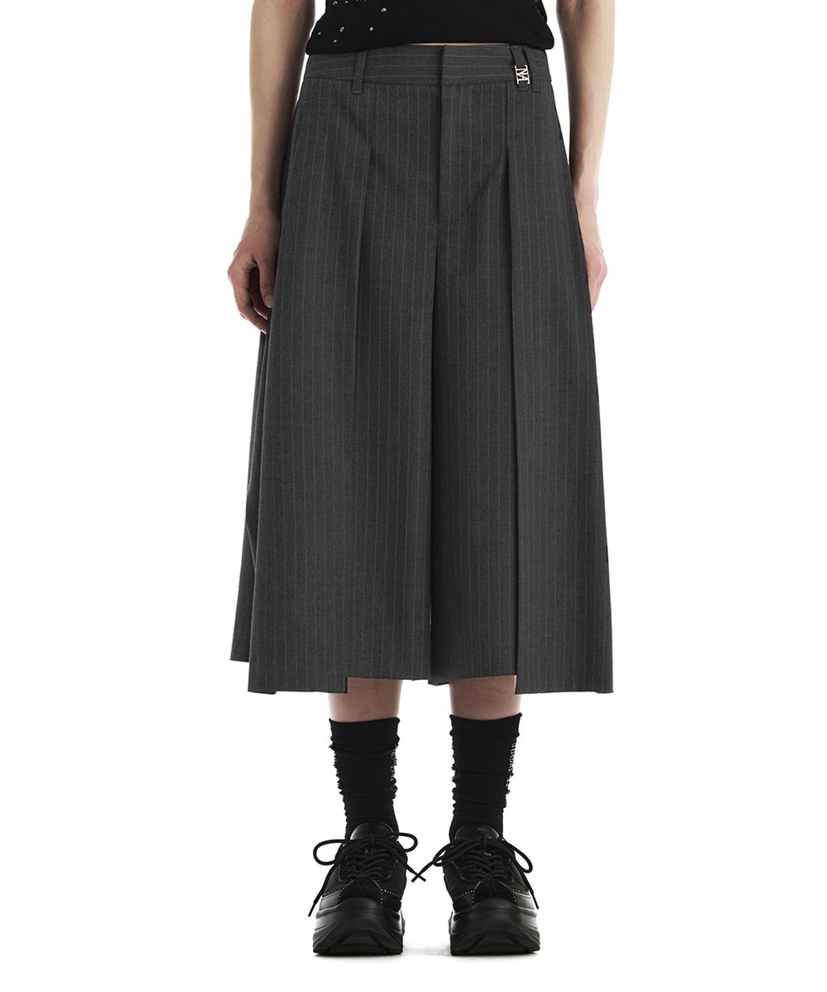 트리밍버드(TREEMINGBIRD) Stripe Tuck Bermuda Set-Up Shorts [ Charcoal ]