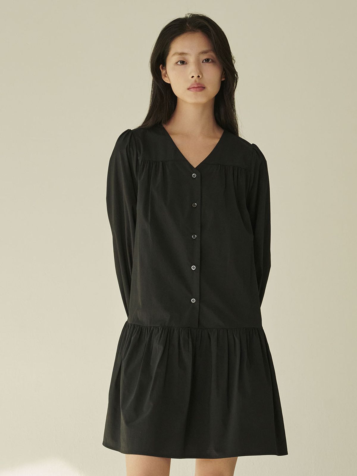 누브(NOUVE) 브이넥 셔링 롱슬리브 드레스 - 블랙/ V-Neck Shirring Longsleeve Dress - Black