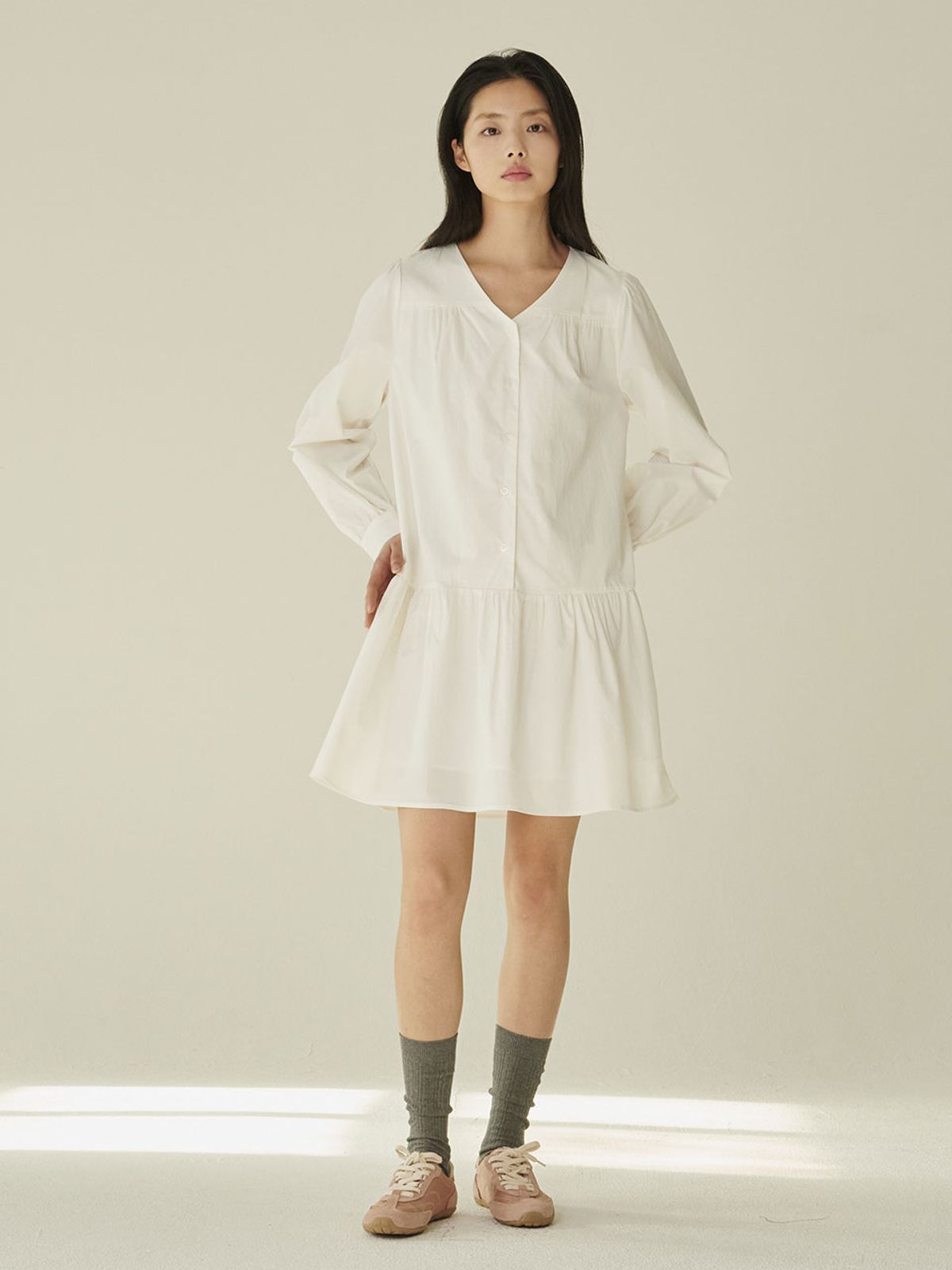 누브(NOUVE) 브이넥 셔링 롱슬리브 드레스 - 화이트/ V-Neck Shirring Longsleeve Dress - White