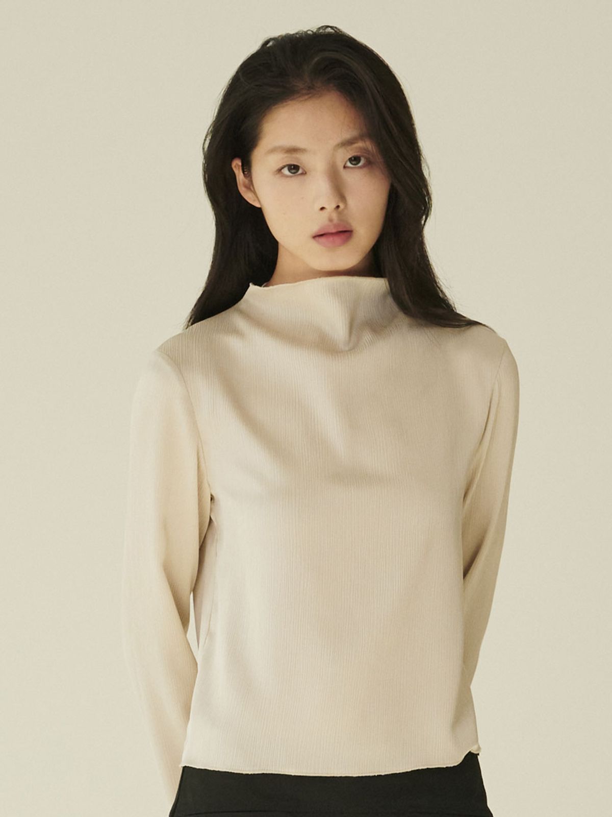 누브(NOUVE) 하프넥 실키 블라우스 - 베이지/ Half‑Neck Silky Blouse - Beige