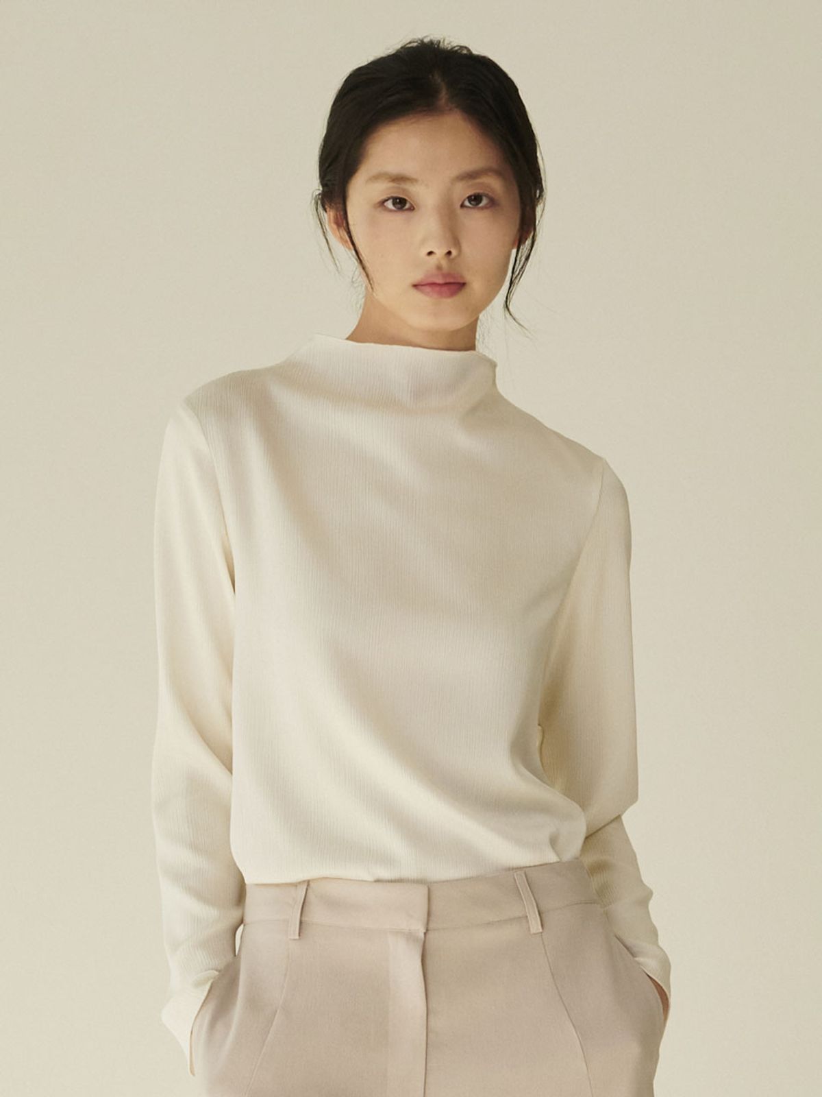 누브(NOUVE) 하프넥 실키 블라우스 - 크림/ Half‑Neck Silky Blouse - Cream