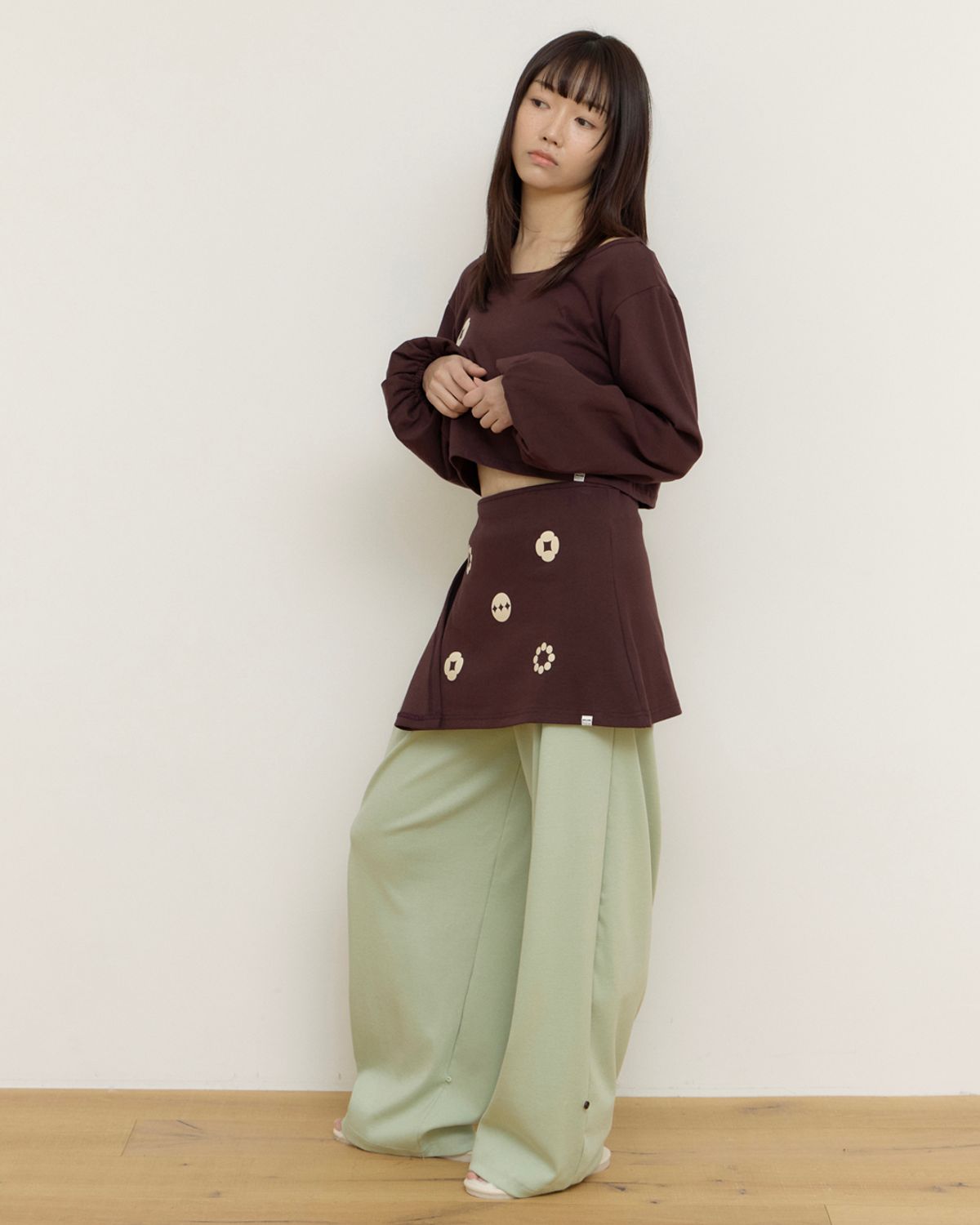 팔락(PALAK) 오너먼트 그래픽 랩 스커트 (브라운)