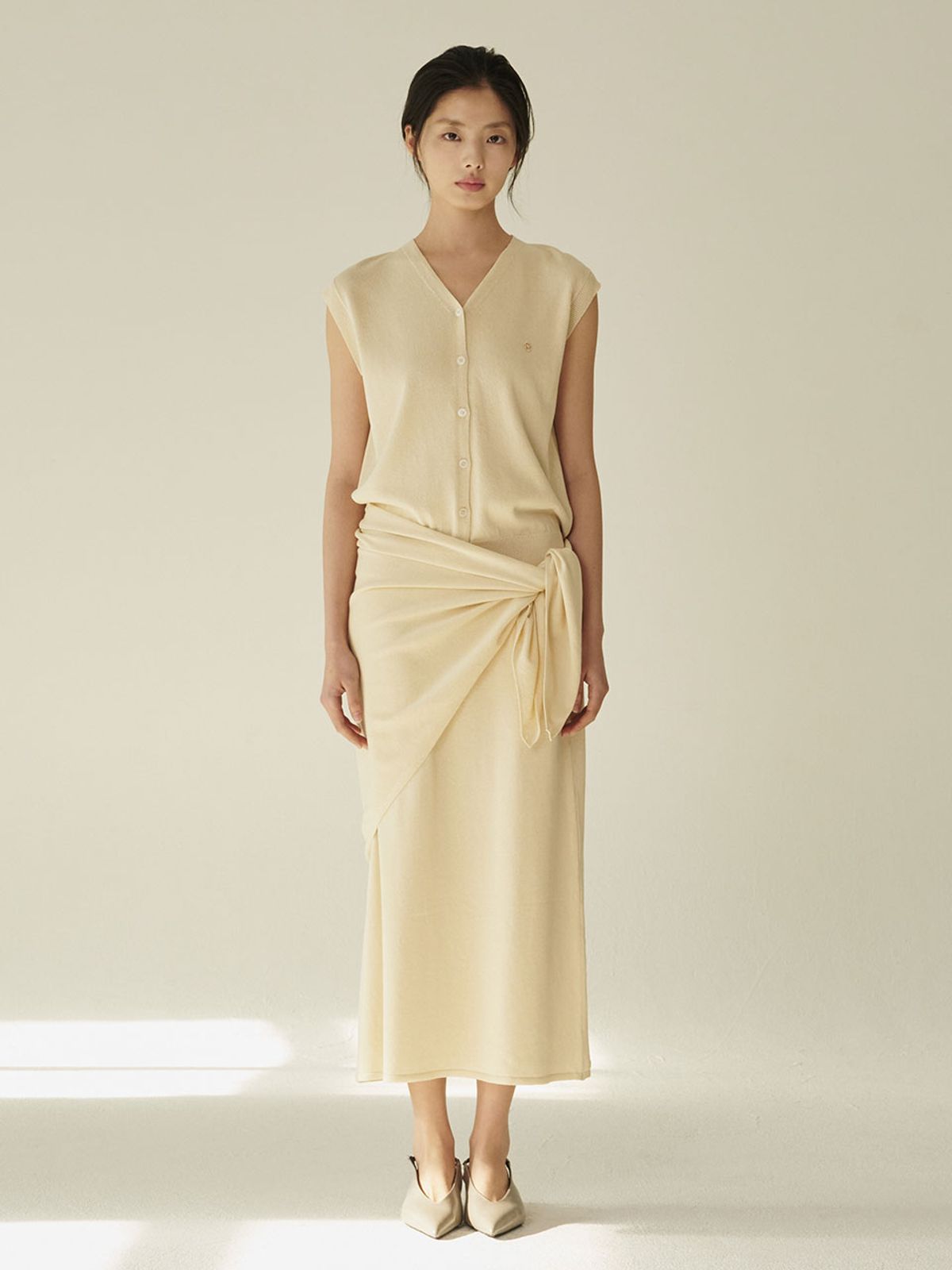 누브(NOUVE) [세트] 린넨 슬리브리스 가디건 + 스커트 + 숄 - 라이트 베이지/ [Set] Linen Sleeveless Cardigan + Skirt + Shawl - L.Beige