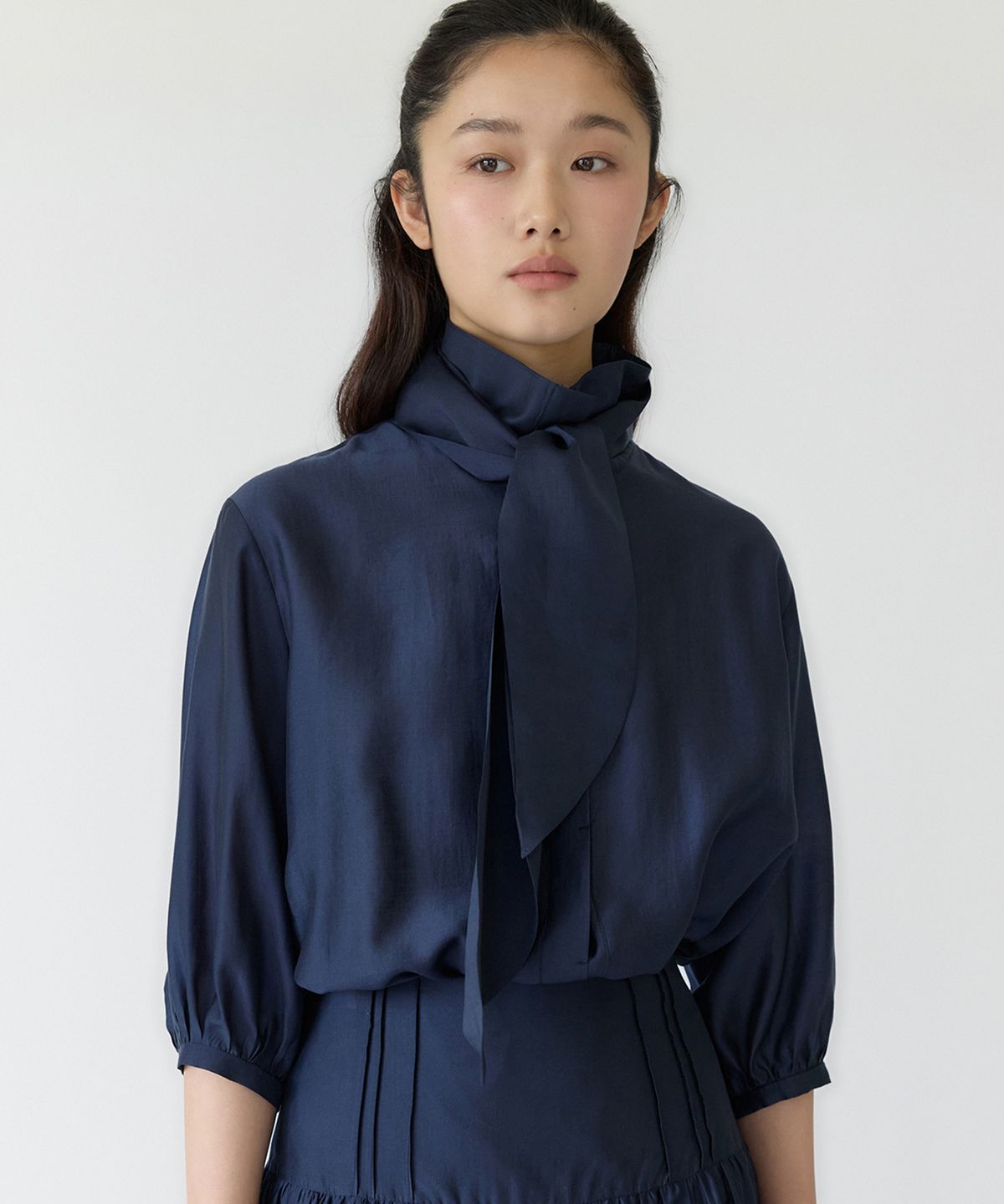 이보크에라(EVOKEERA) Anne High-Neck Tie Blouse(Navy)