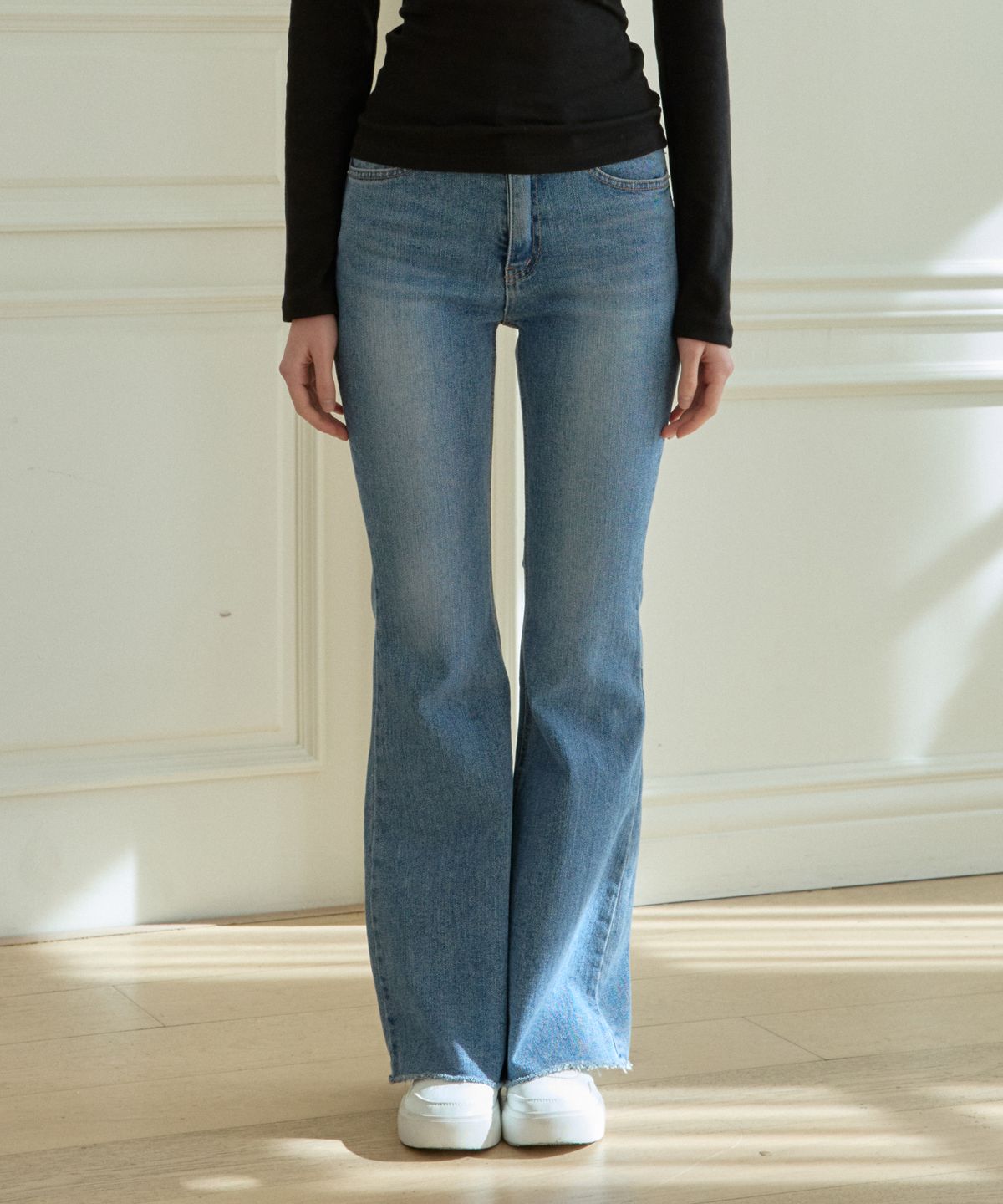 핑크파인애플(PINKPINEAPPLE) SOFT LOW-RISE BOOTSCUT DENIM PANTS_INDIGO