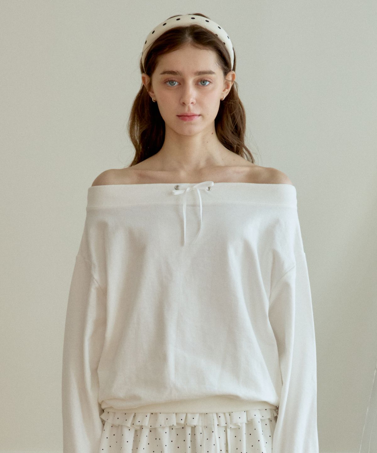 핑크파인애플(PINK PINEAPPLE) KNOT OFF-SHOULDER SWEATSHIRT_IVORY