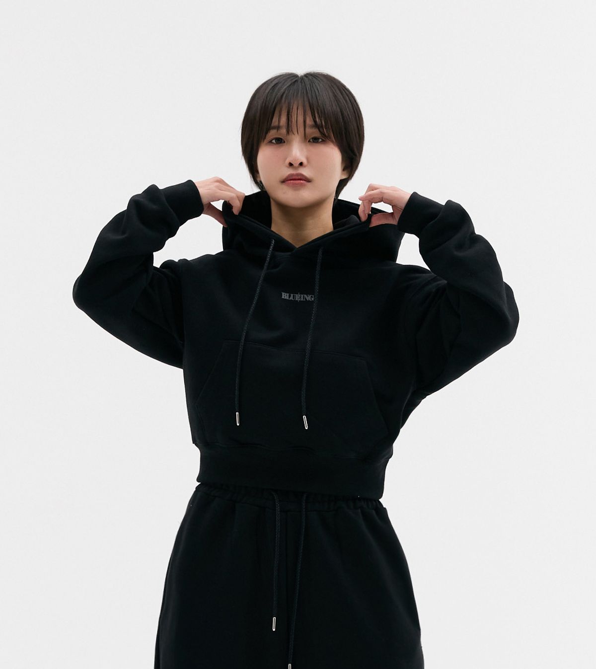 블루잉(BLUEING) SCOTCH SOLID GRAPHIC LOGO CROP HOOD
