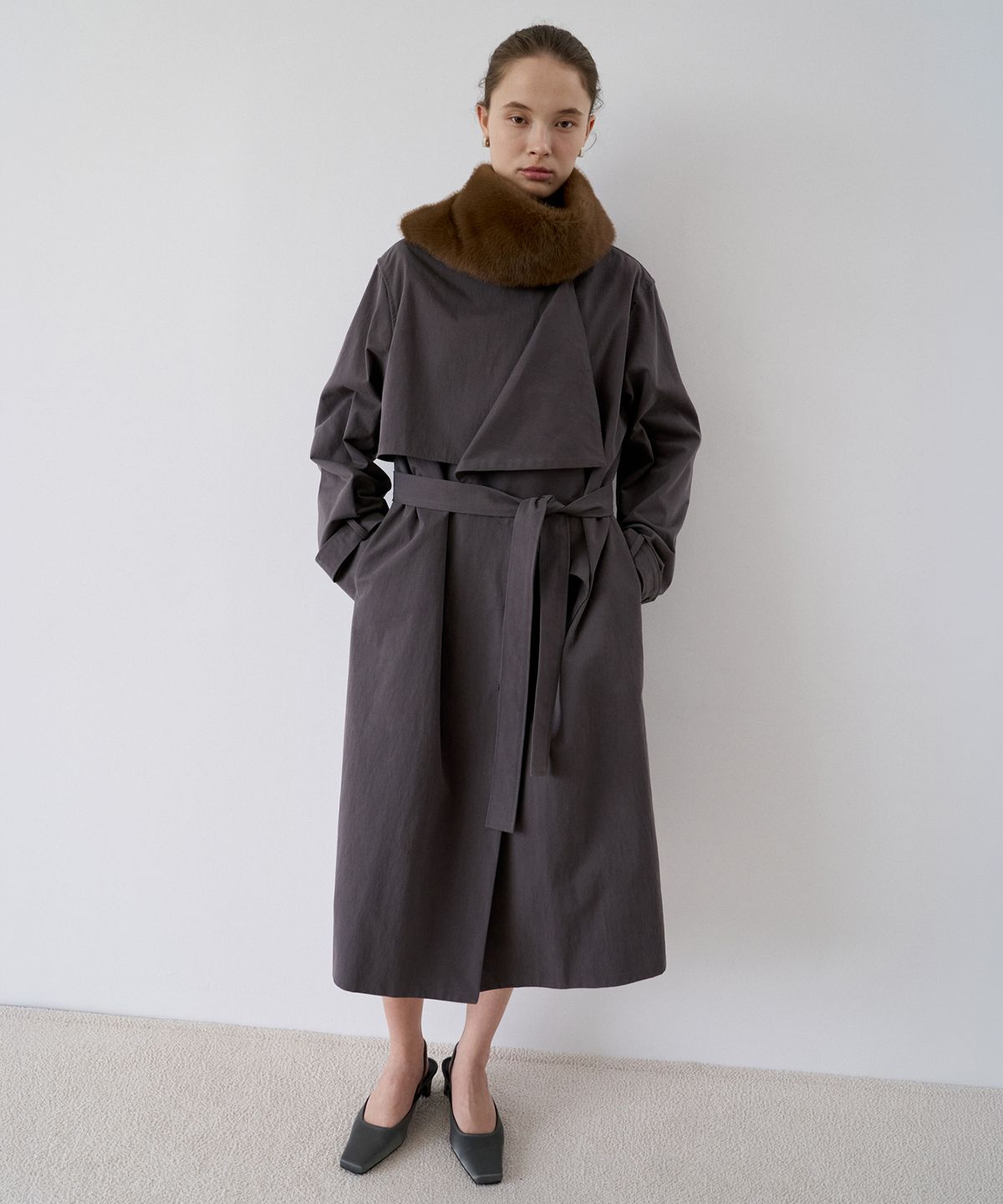 이보크에라(EVOKEERA) Rowan High Neck Ruffle Long Trench Coat(Charcoal Gray)