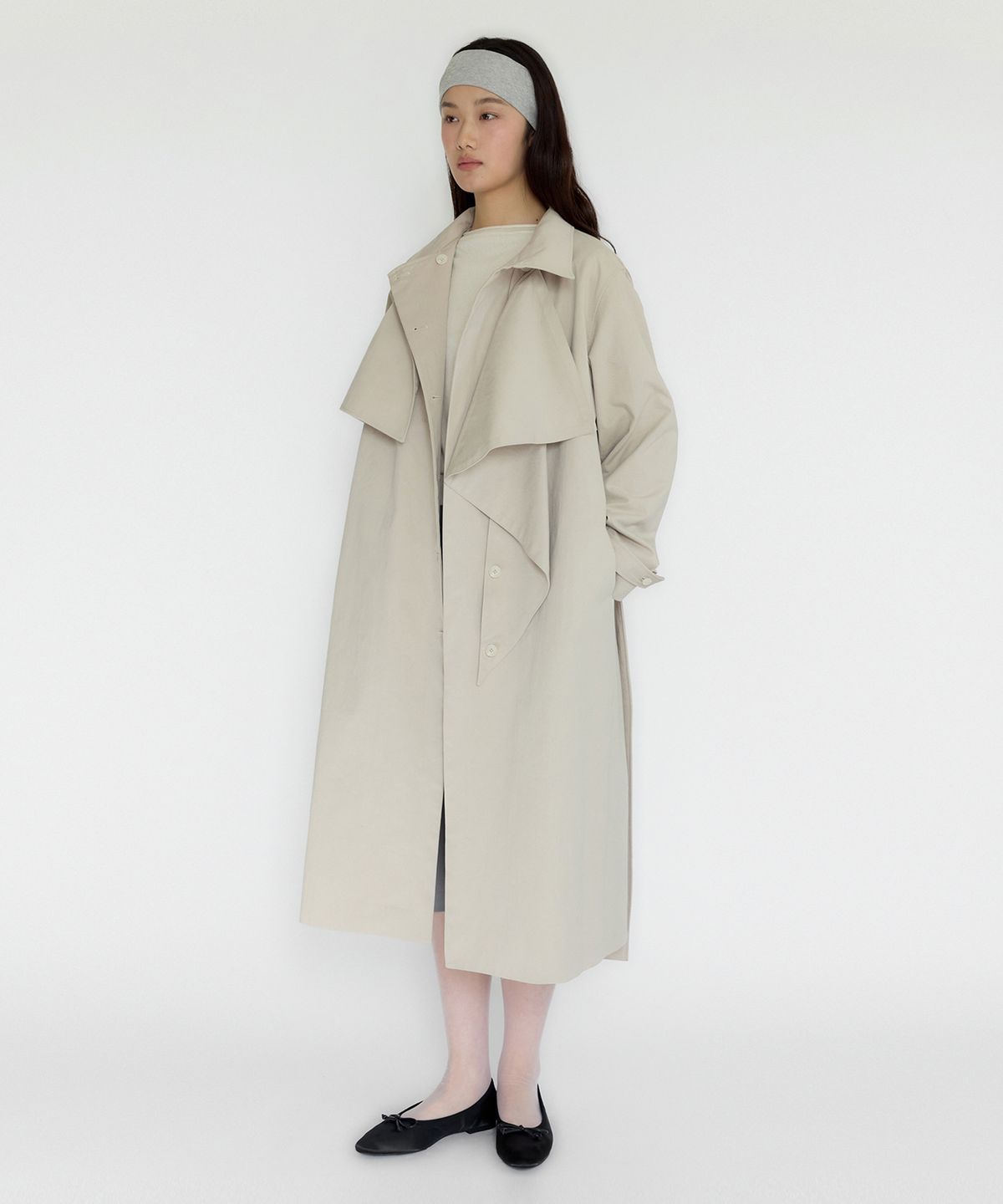이보크에라(EVOKEERA) Rowan High Neck Ruffle Long Trench Coat(Light Beige)