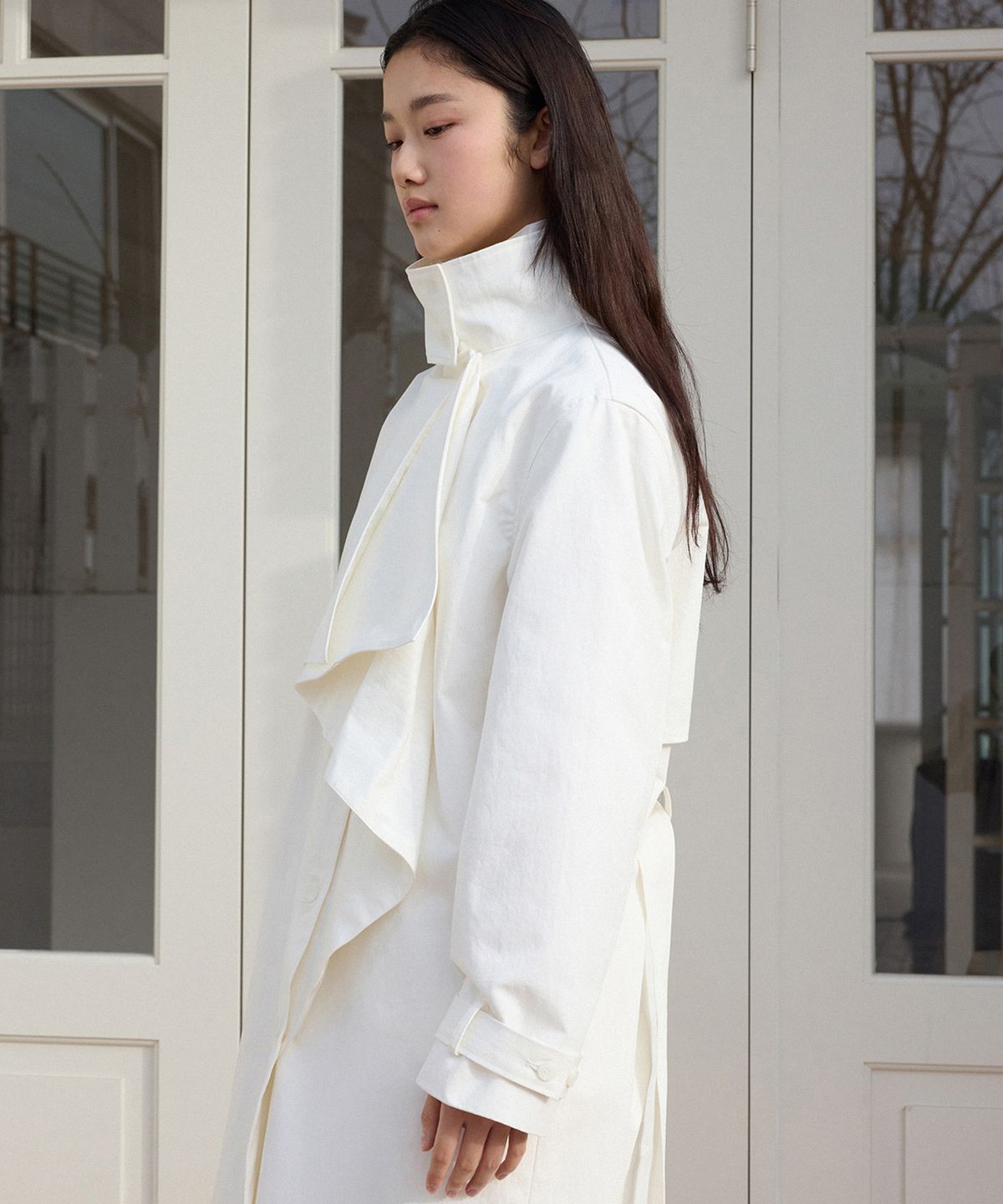 이보크에라(EVOKEERA) Rowan High Neck Ruffle Long Trench Coat(Cloud)