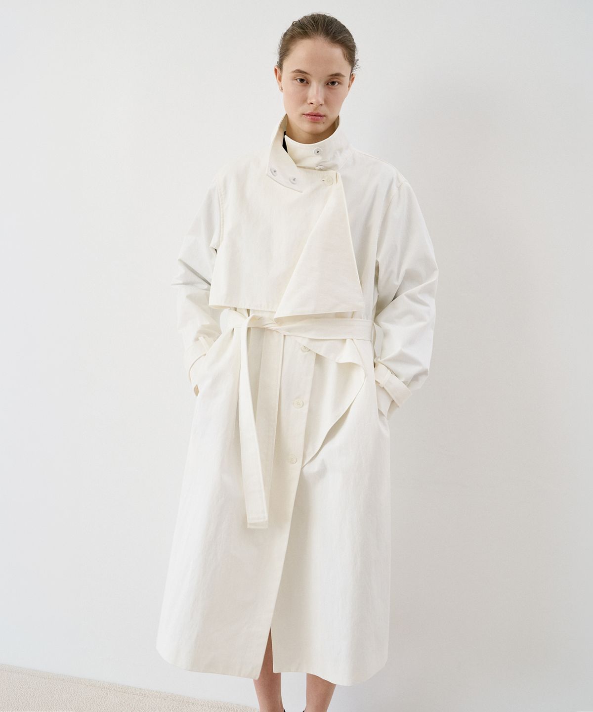 이보크에라(EVOKEERA) Rowan High Neck Ruffle Long Trench Coat(Cloud)