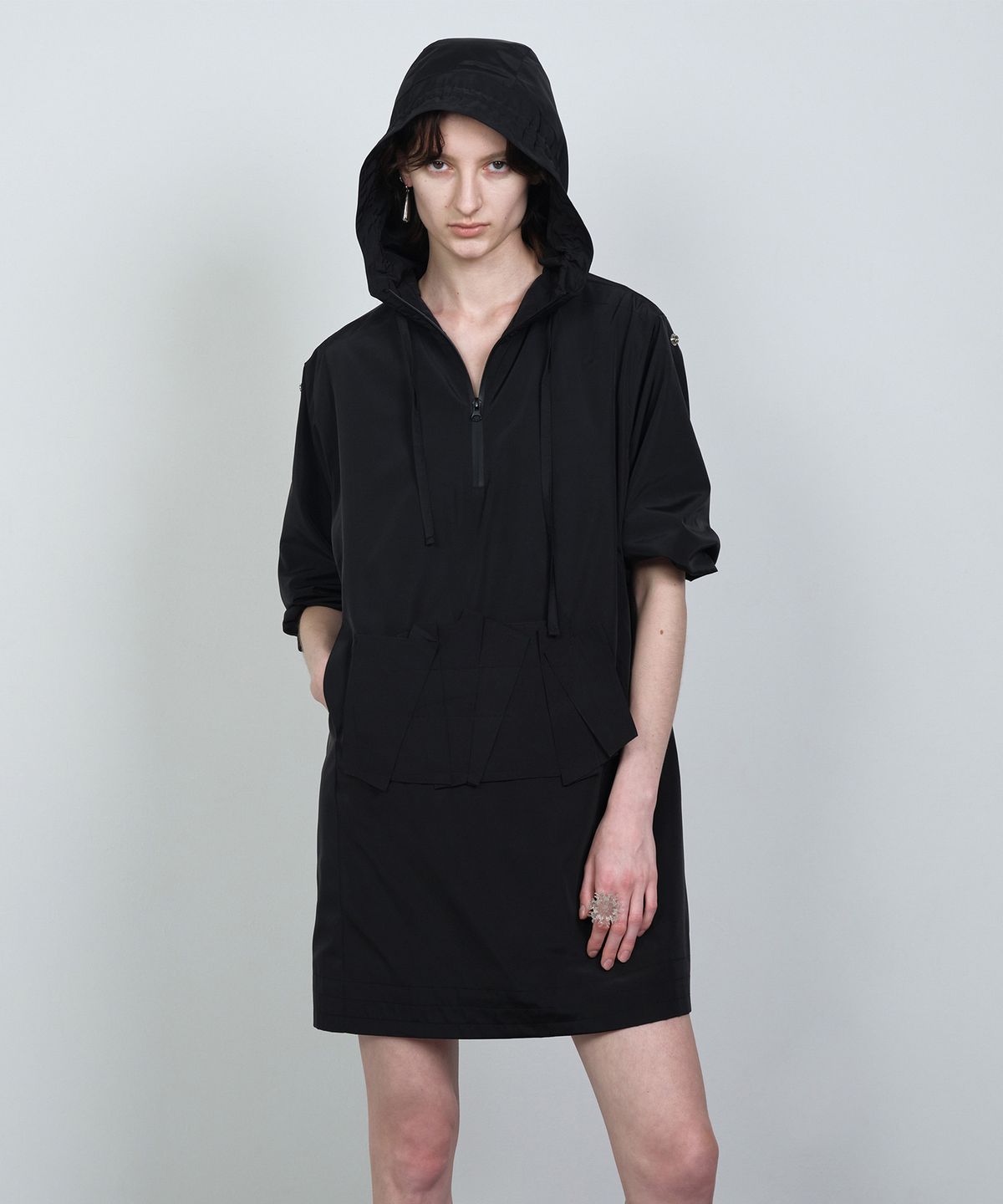 나체(NACHE) FOLDED POCKET HOODIE DRESS BLACK