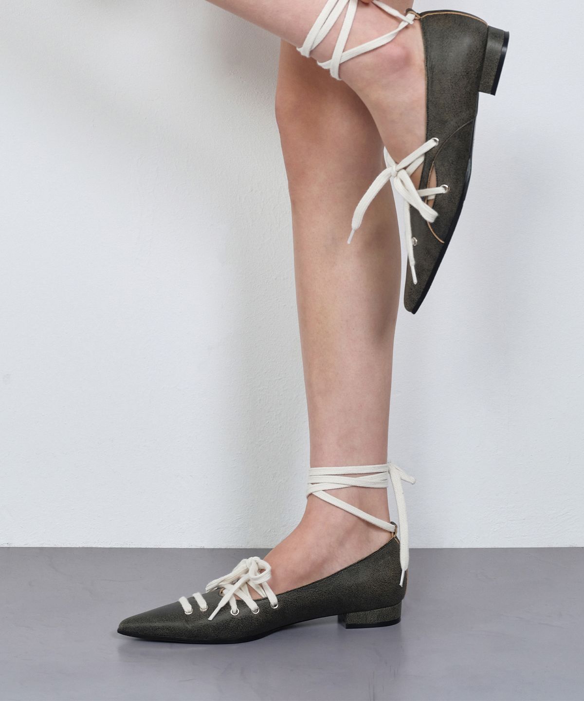 나체(NACHE) STRAP STILETTO FLAT SHOES CHARCOAL