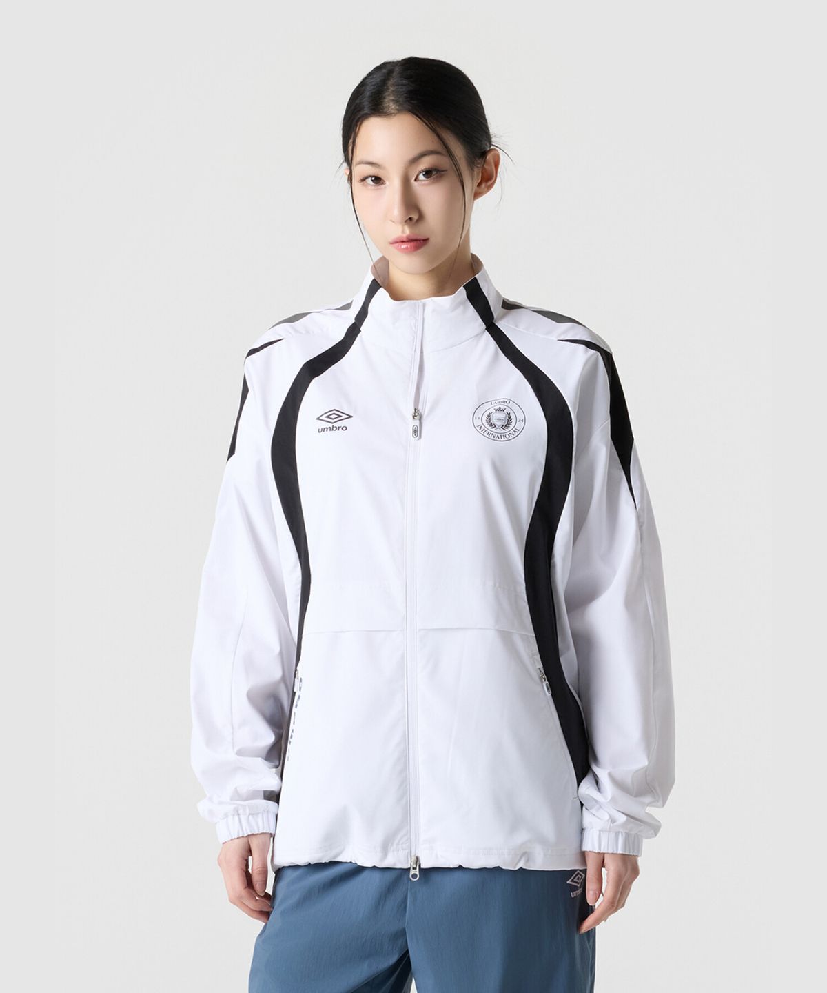 엄브로(UMBRO) PTR 우븐 워밍업 스탠넥 바람막이 자켓 화이트 UR121SJK39