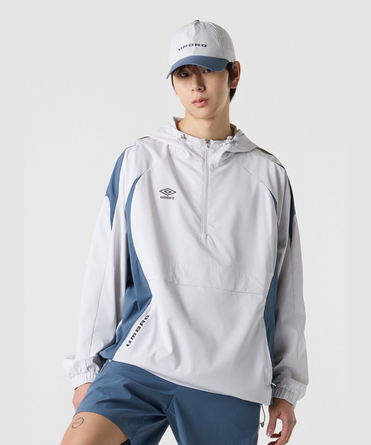 엄브로(UMBRO) PTR 우븐 워밍업 후드 아노락 라이트 그레이 UR121SWT38