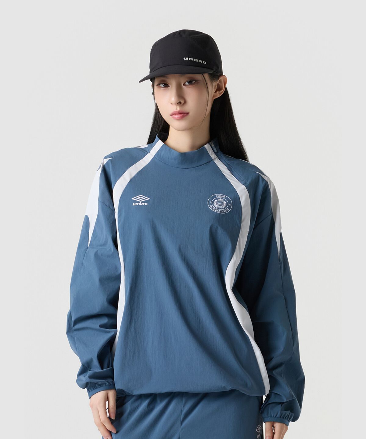 엄브로(UMBRO) PTR 우븐 워밍업 하이넥 긴팔 피스테 블루 UR121SWT39