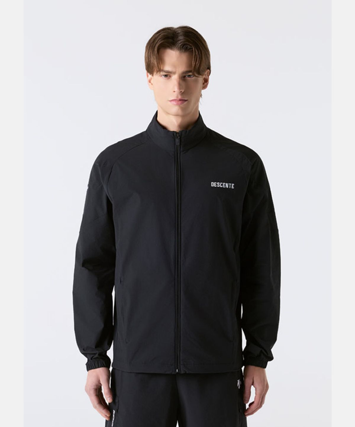 데상트(DESCENTE) 트레이닝 스탠드넥 바람막이 자켓 블랙 SR121TWB33