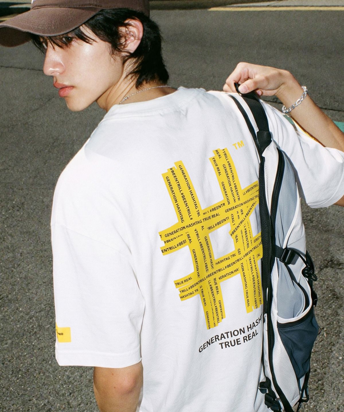 빈트릴(BEENTRILL) 테이핑 해시태그 오버핏 반팔티(오프 화이트)