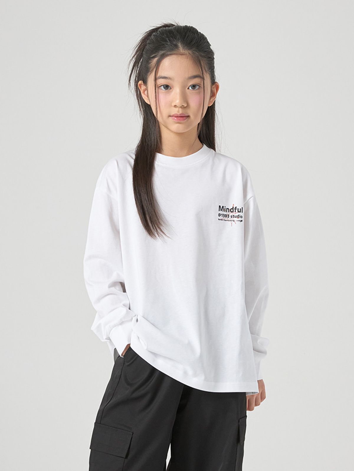 인디비주엘(INDIVIDUEL) 마인드풀 아트웍 긴팔 티셔츠 - 2 COLOR