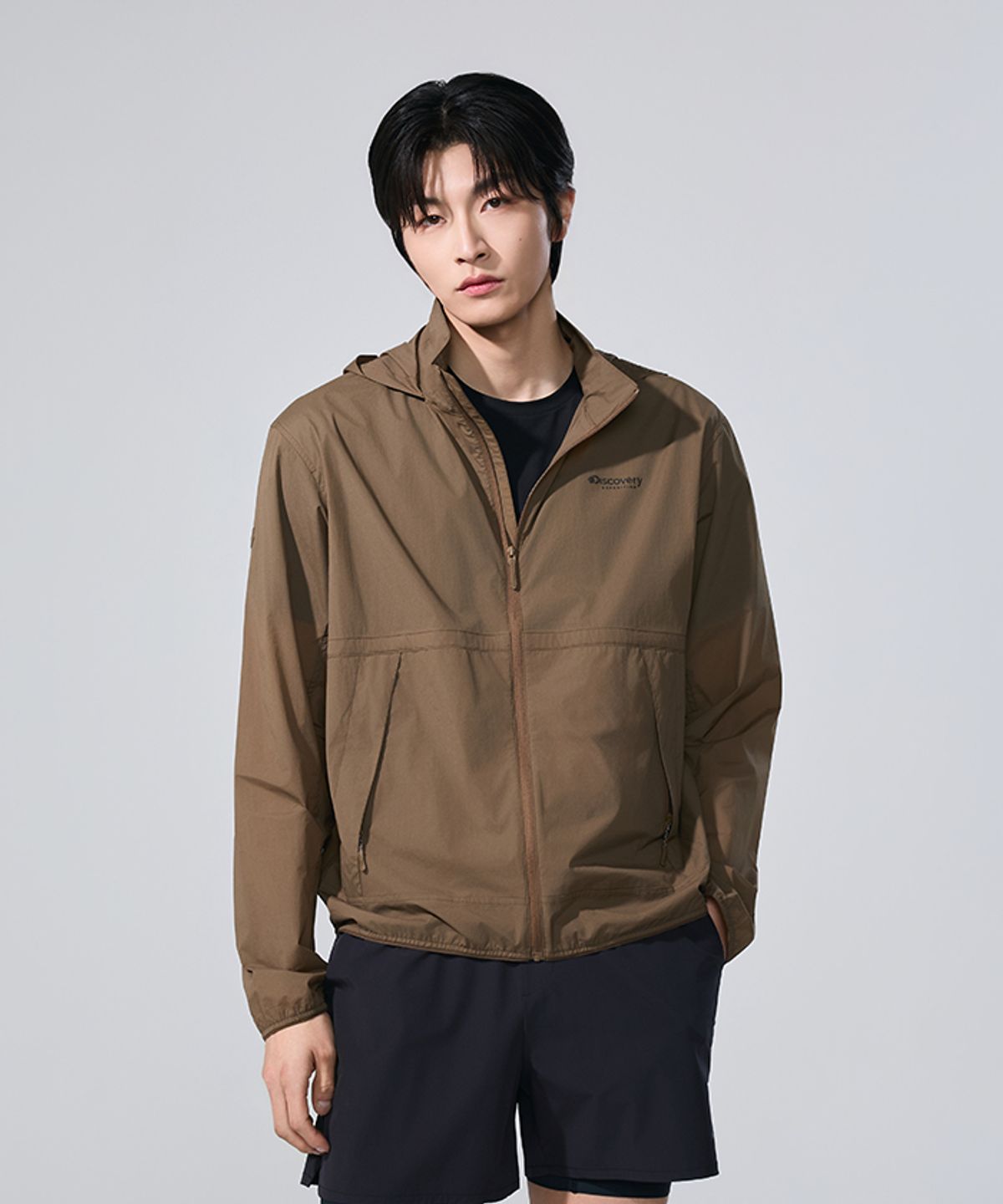 디스커버리 익스페디션(DISCOVERY EXPEDITION) 남성 프레시벤트 후드내장형 바람막이 (D/BEIGE)