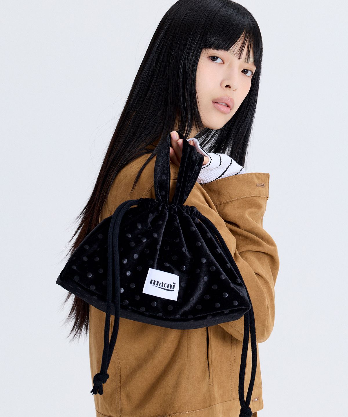 마크니(MACNI) DOT VELVET STRING PUFFY BAG VELVET BLACK