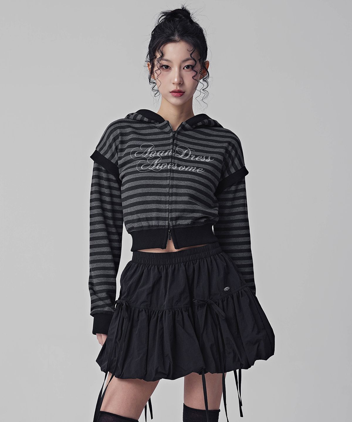어반드레스(AVANDRESS) 트루디 스트라이프 크롭 후디 집업 블랙