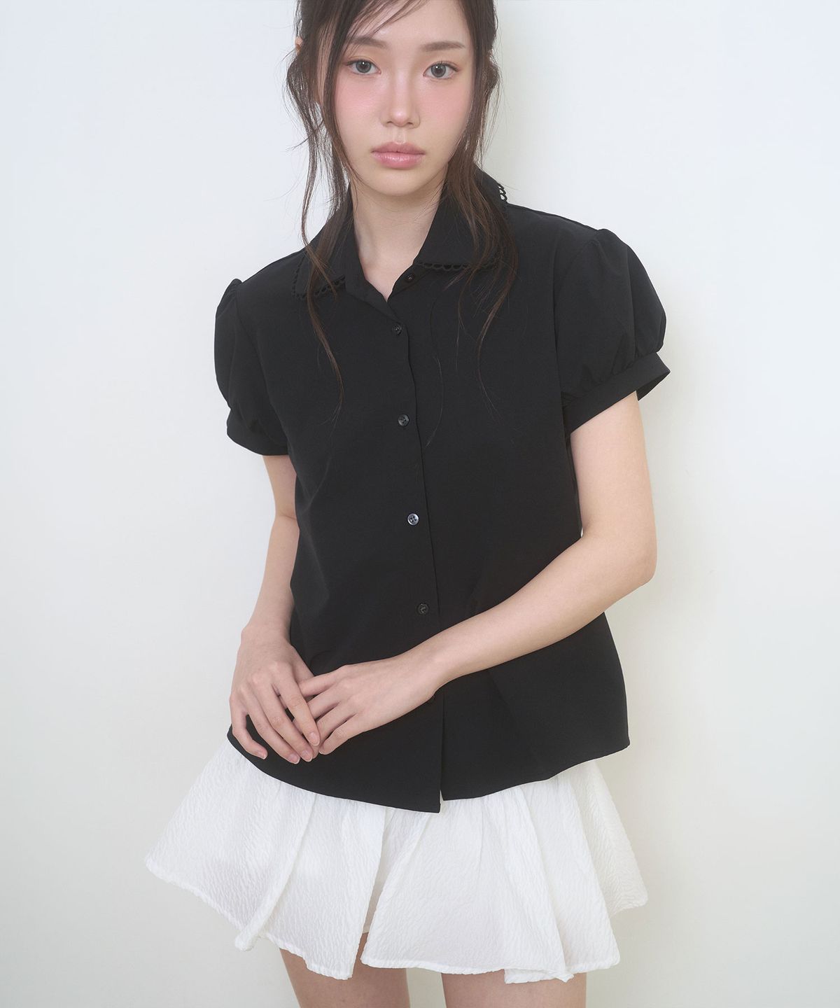 리메크(LIEMÉQUE) 레이스 카라 퍼프 블라우스 블랙