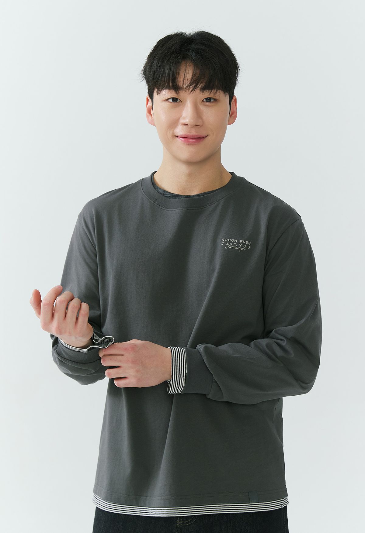 잠뱅이(JAMBANGEE) [26SS] 남성) 전사 프린트 크루넥 긴팔 티셔츠 AQ1WTL205-CH