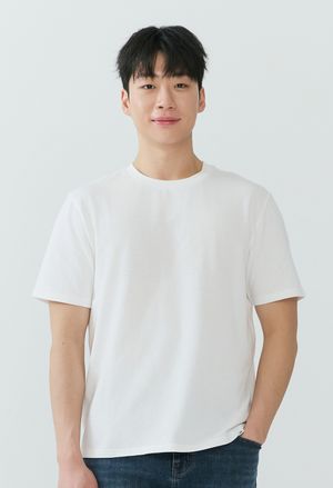 [26SS] 남성) 조직 변형 배색 스탠다드핏 반팔 티셔츠 AQ2WTS405-OW