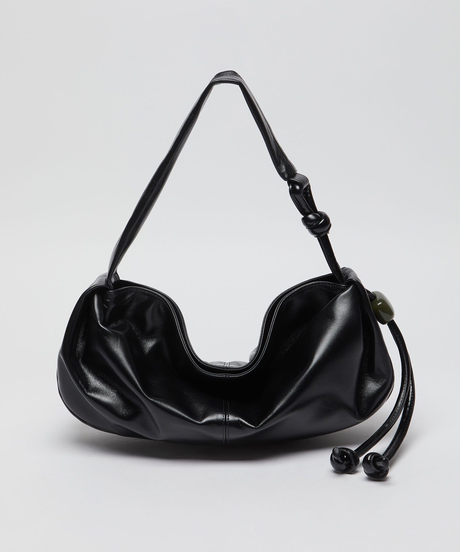 MUSINSA | Archivépke Small fling carry bag(Glossy black)_OVBAX26051GBK