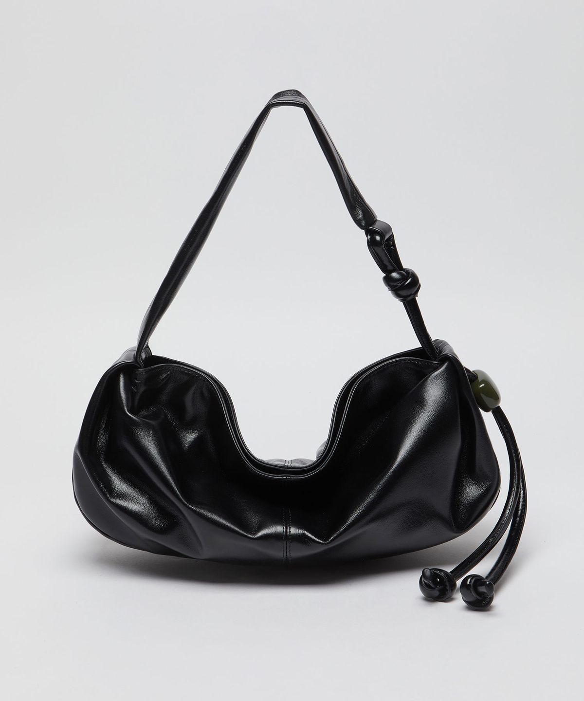 아카이브앱크(ARCHIVEPKE) Small fling carry bag(Glossy black)_OVBAX26051GBK