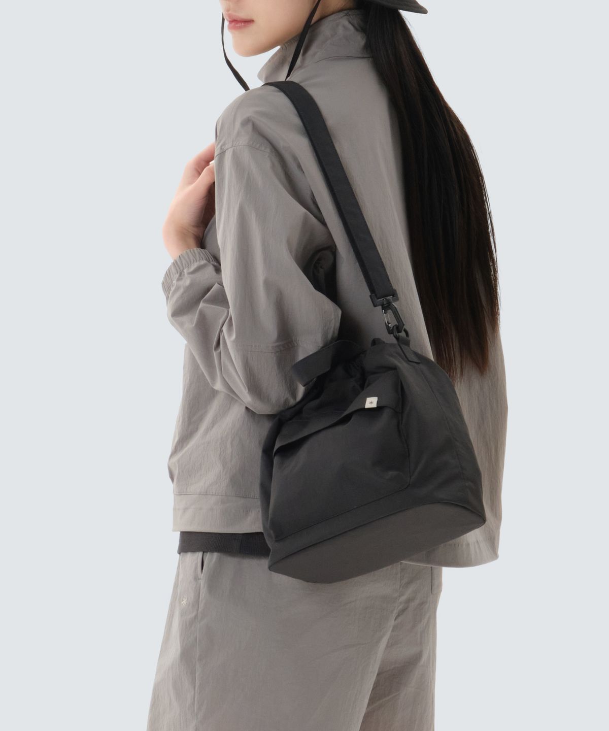 스노우피크 어패럴(SNOWPEAK APPAREL) 캠플 미디움 버킷백 7L (S26ZWCBB12) Dark Charcoal