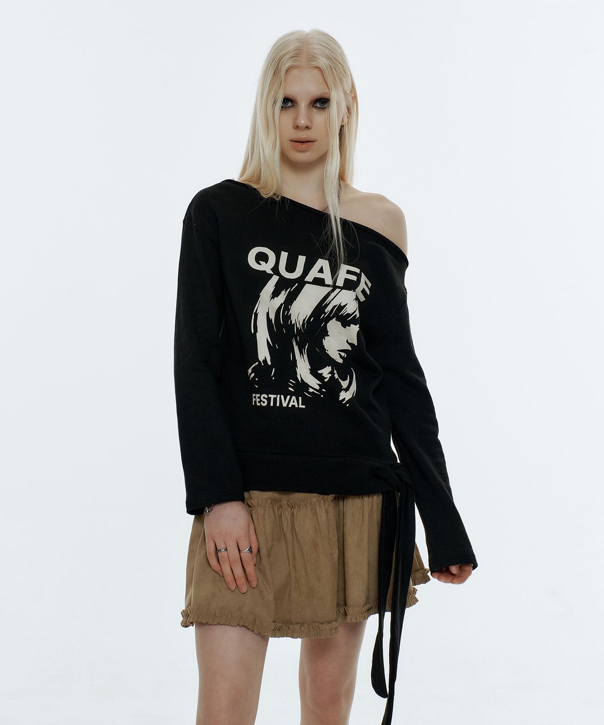 꾸아페(QUAFE) OFF-SHOULDER PRINTED TIE T-SHIRT