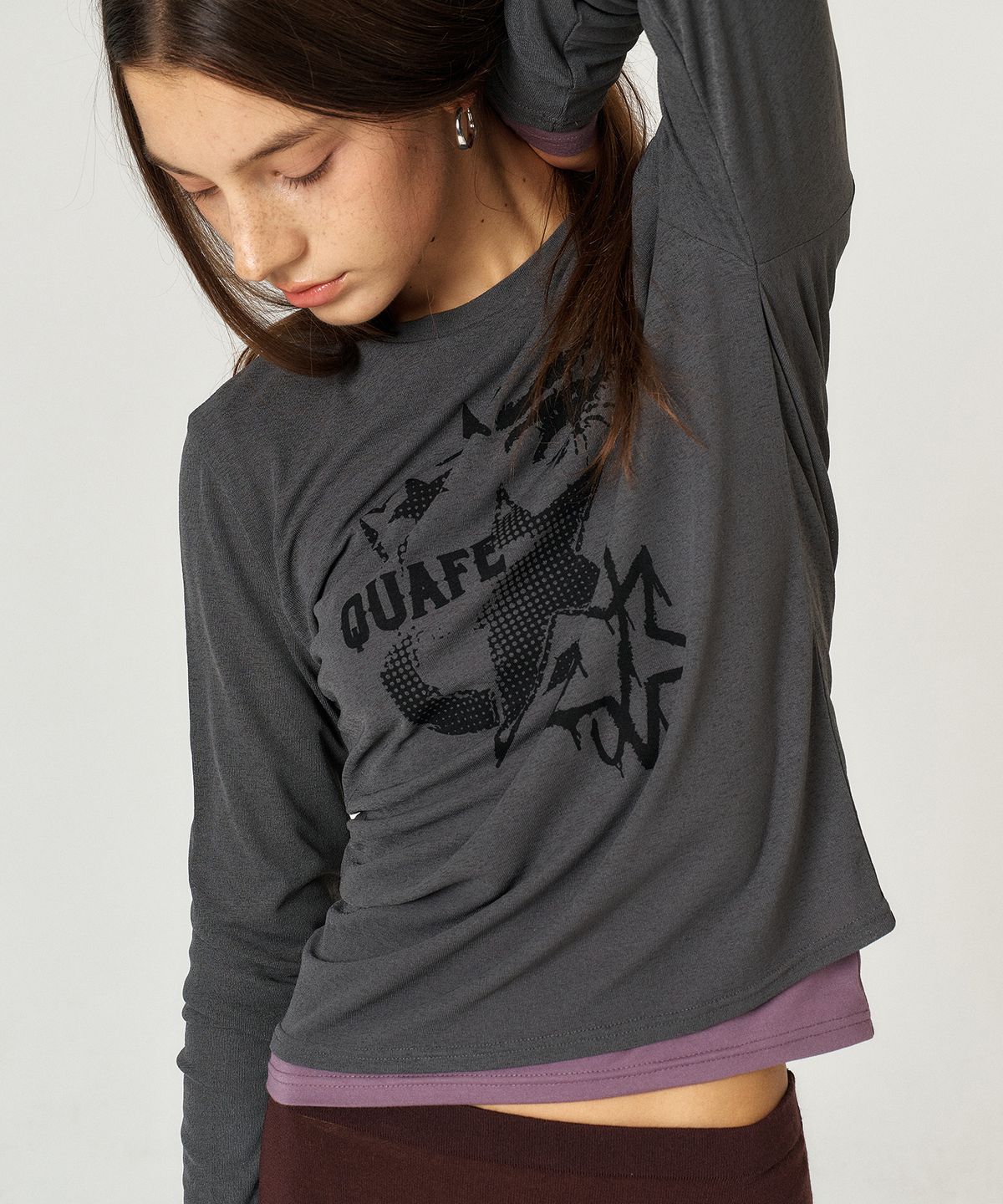 꾸아페(QUAFE) STAR SYMBOL LAYERED T-SHIRT