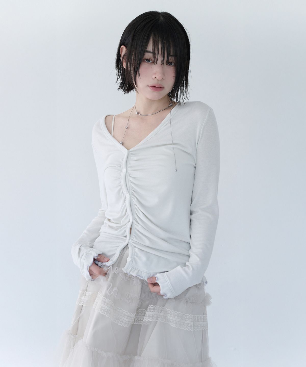 미레코(MIRECO) ASYMMETRIC SHIRRING LACE CARDIGAN DUSTY WHITE