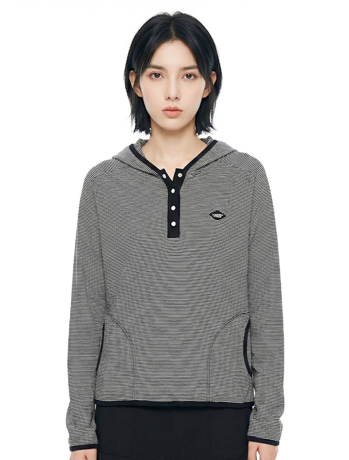 라 메종 스튜디오(LA MAISON STUDIO) MARK STRIPE HENLEY NECK LONG SLEEVE HOODIE BLACK(FCG1TS687M)