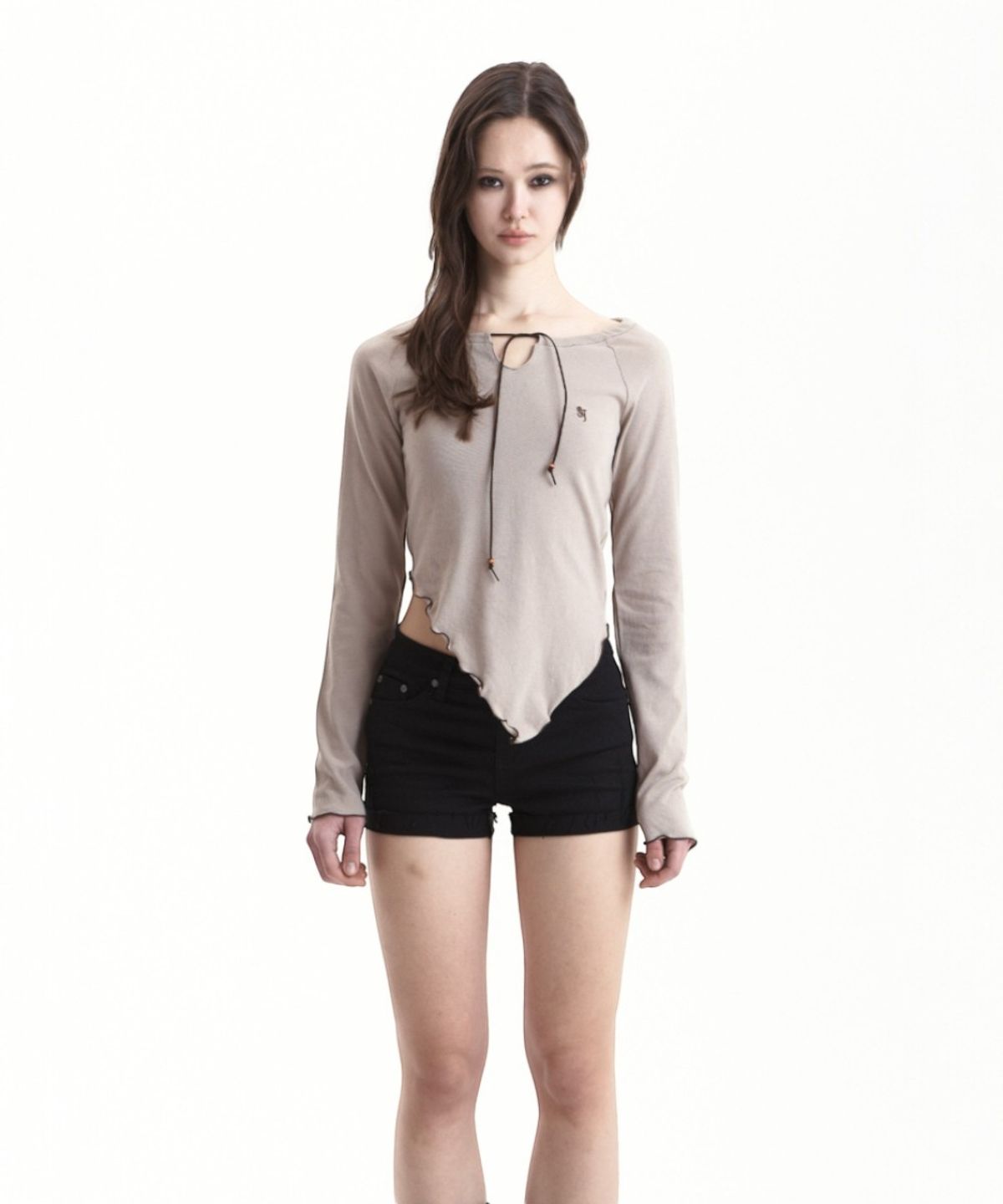 시너진(SYNERJYN) WAVY BOATNECK LONG SLEEVE BEIGE