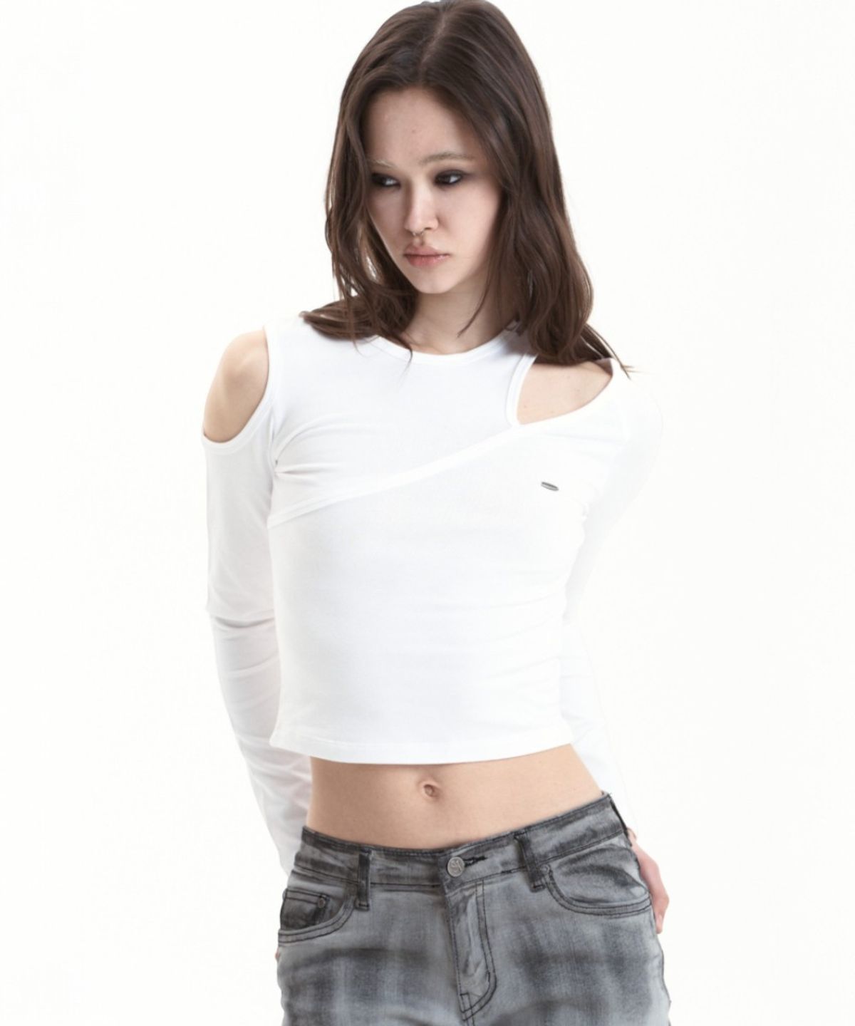 시너진(SYNERJYN) SLASH CUT-OUT LONG SLEEVE WHITE