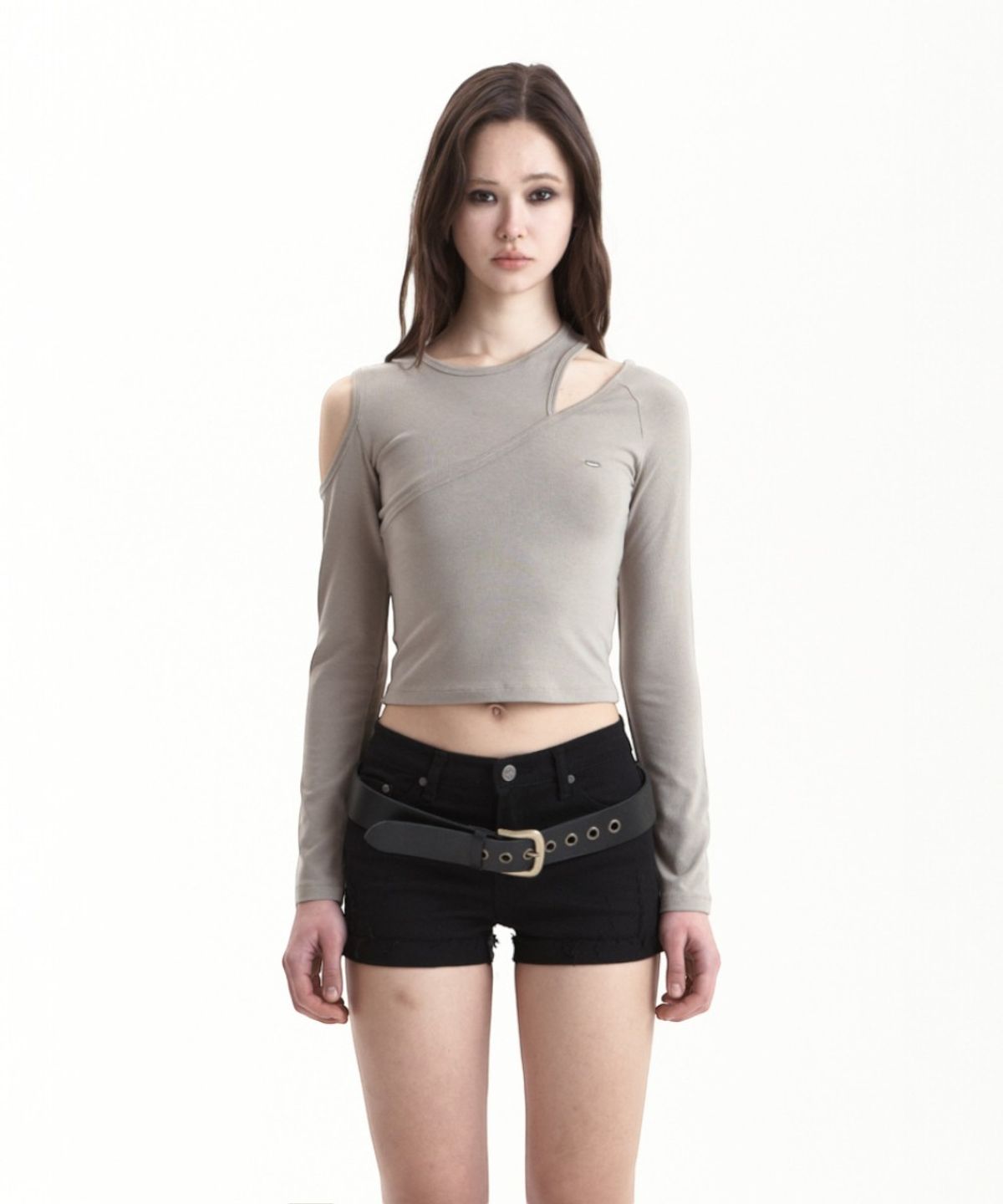 시너진(SYNERJYN) SLASH CUT-OUT LONG SLEEVE BEIGE