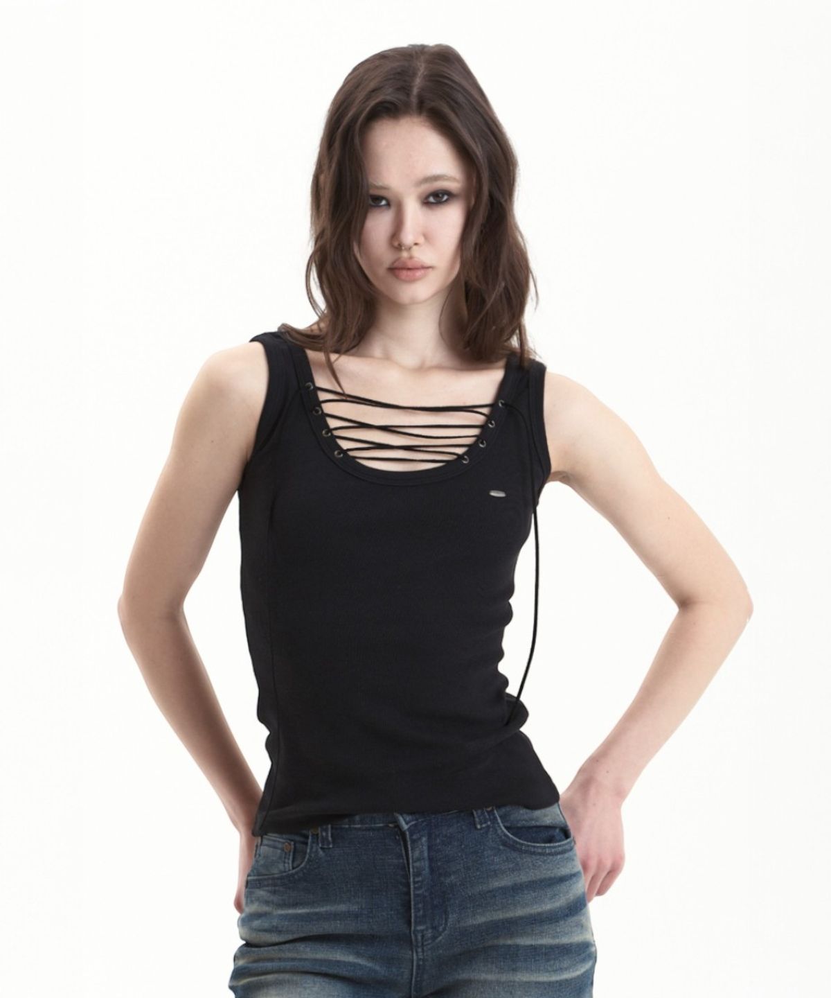 시너진(SYNERJYN) EYELET U-NECK SLEEVE BLACK