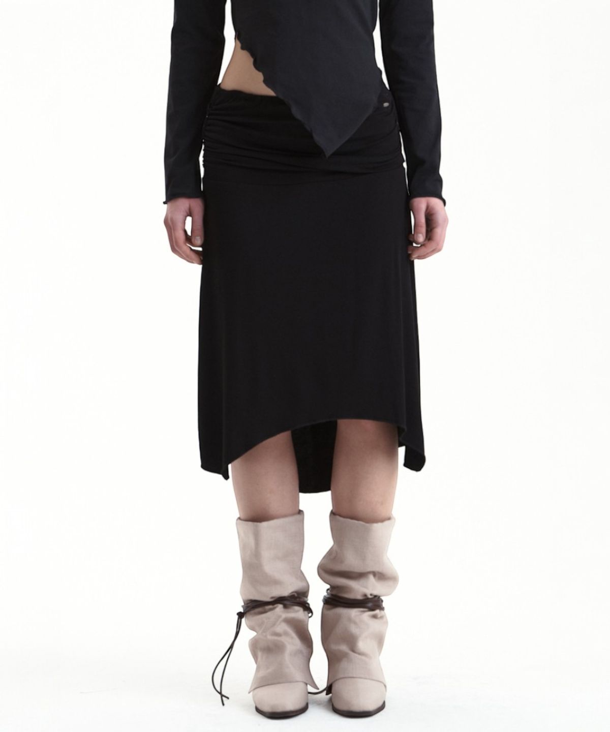 시너진(SYNERJYN) LAYERED SHIRRING MIDI SKIRT BLACK