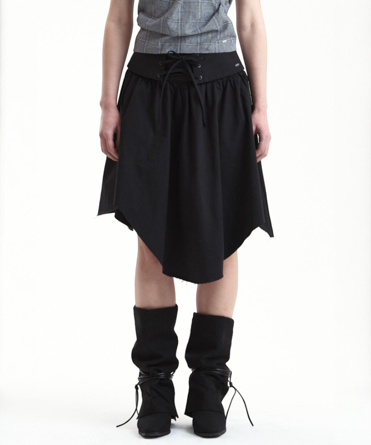 시너진(SYNERJYN) EYELET UNBALANCED CUTTING SKIRT BLACK