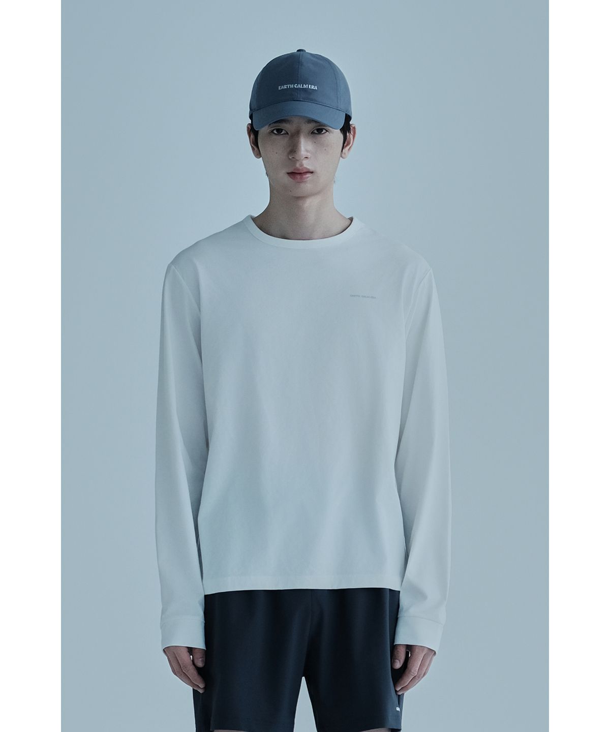 얼스캄에라(EARTH CALM ERA) 소프트 에센셜 롱슬리브_화이트