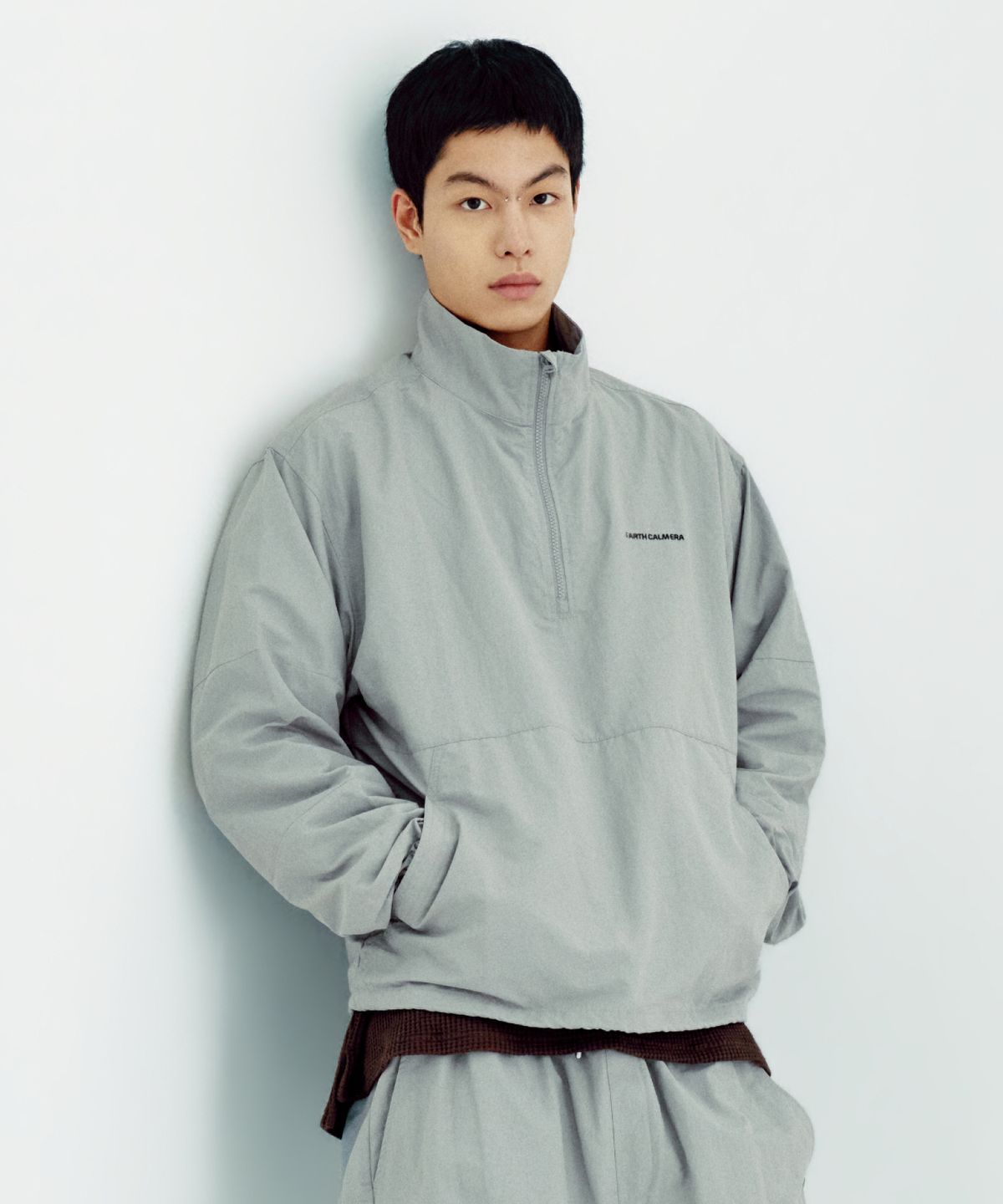 얼스캄에라(EARTH CALM ERA) 라이트웨이트 에센셜 아노락_그레이