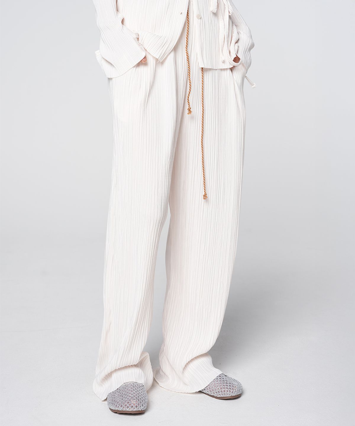 320쇼룸(320SHOWROOM) Contrast Drawstring Pleated Pants Ivory